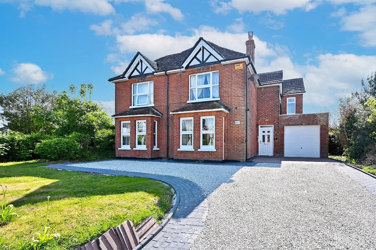 Canterbury Road, Kennington, TN25